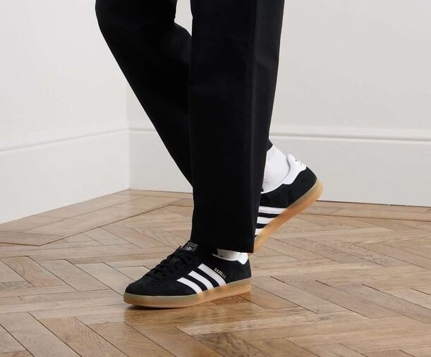 Shop ADIDAS ORIGINALS Gazelle Indoor Faux… Gazelle Indoor Negra Y Blanca - Imagen 1